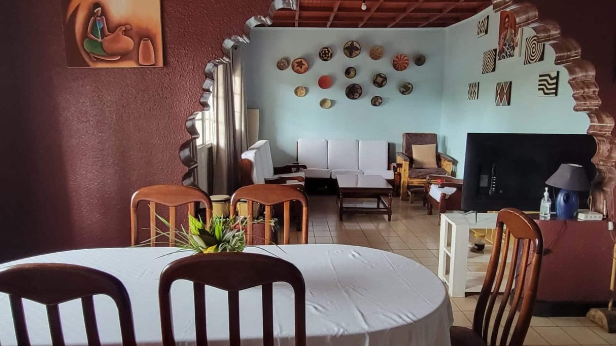 La salle à manger avec le salon