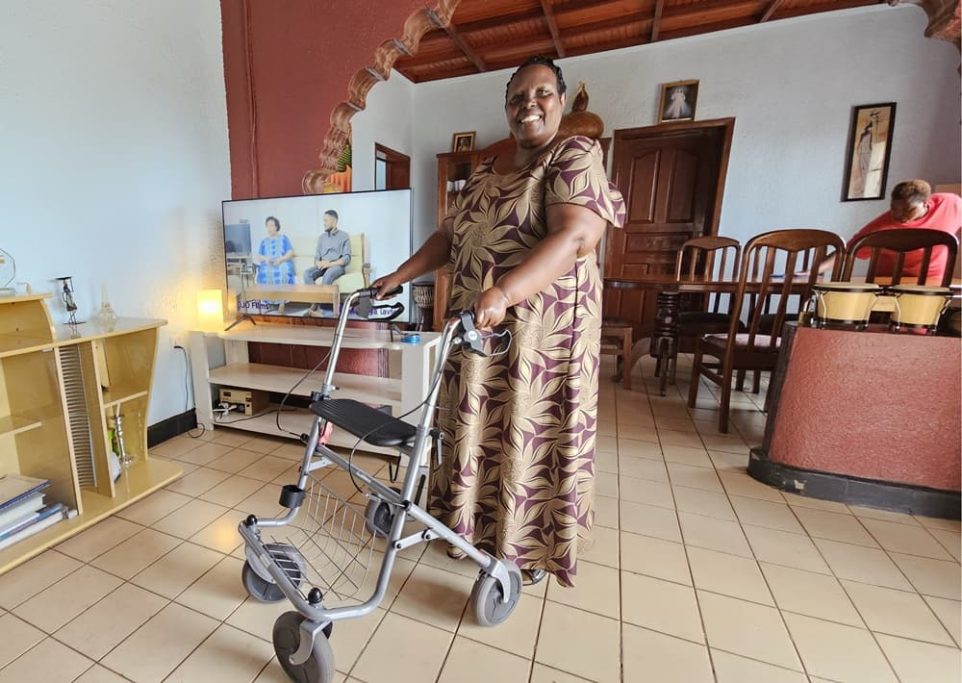 Mama Toni teste un déambulateur